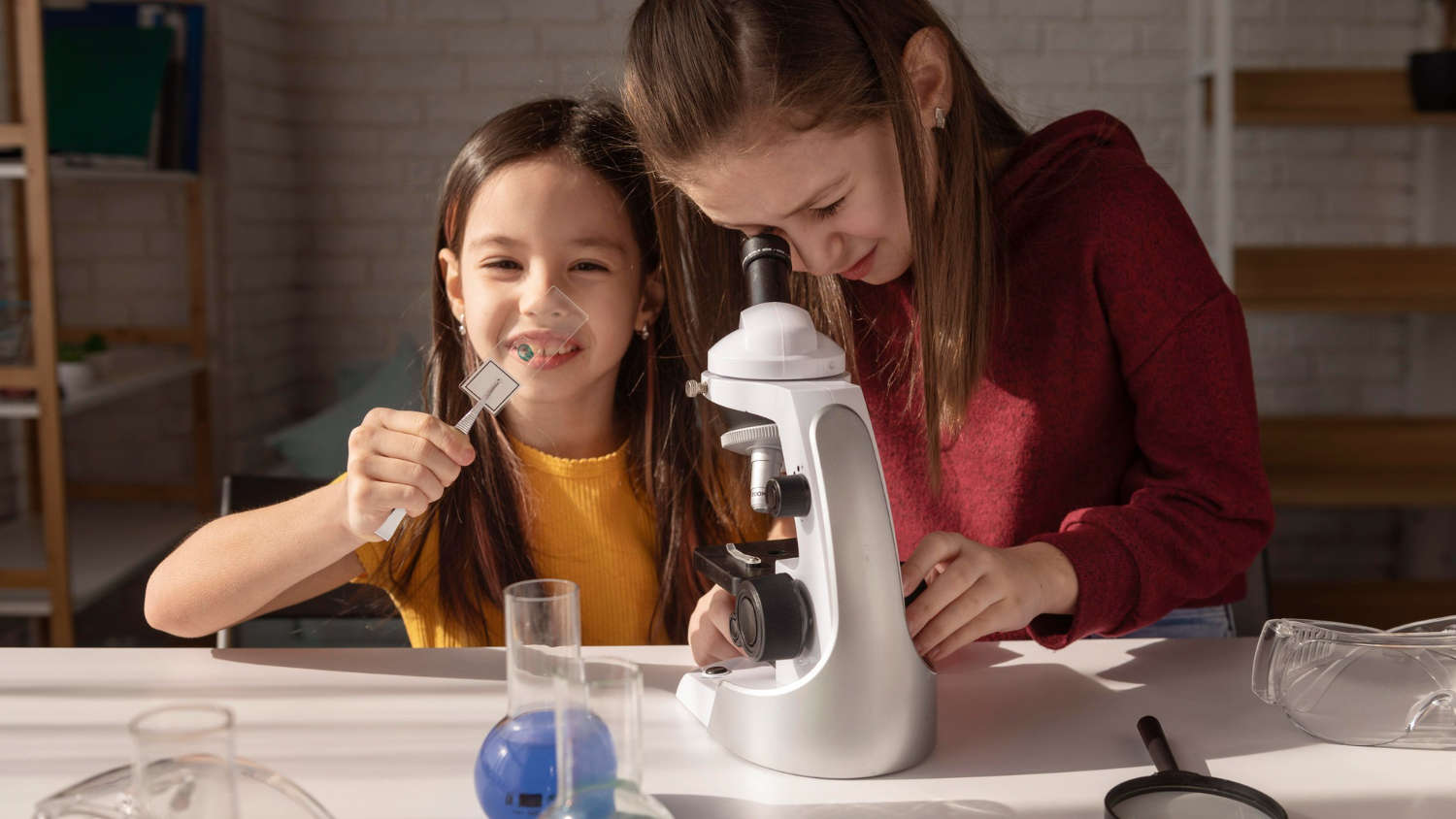 vaikai daro mokslinį eksperimentą